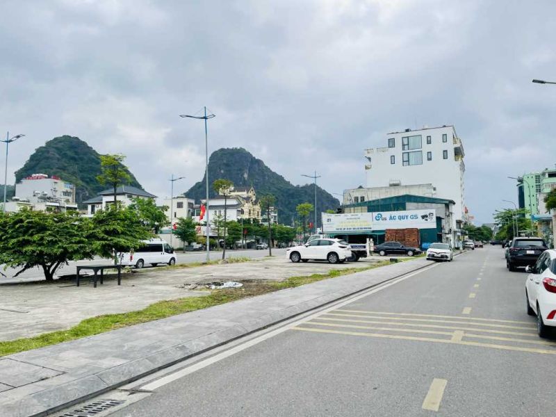 UBND phường Hồng Hà trưng dụng ô đất trống của các hộ dân để làm bãi đỗ xe tạm thời.