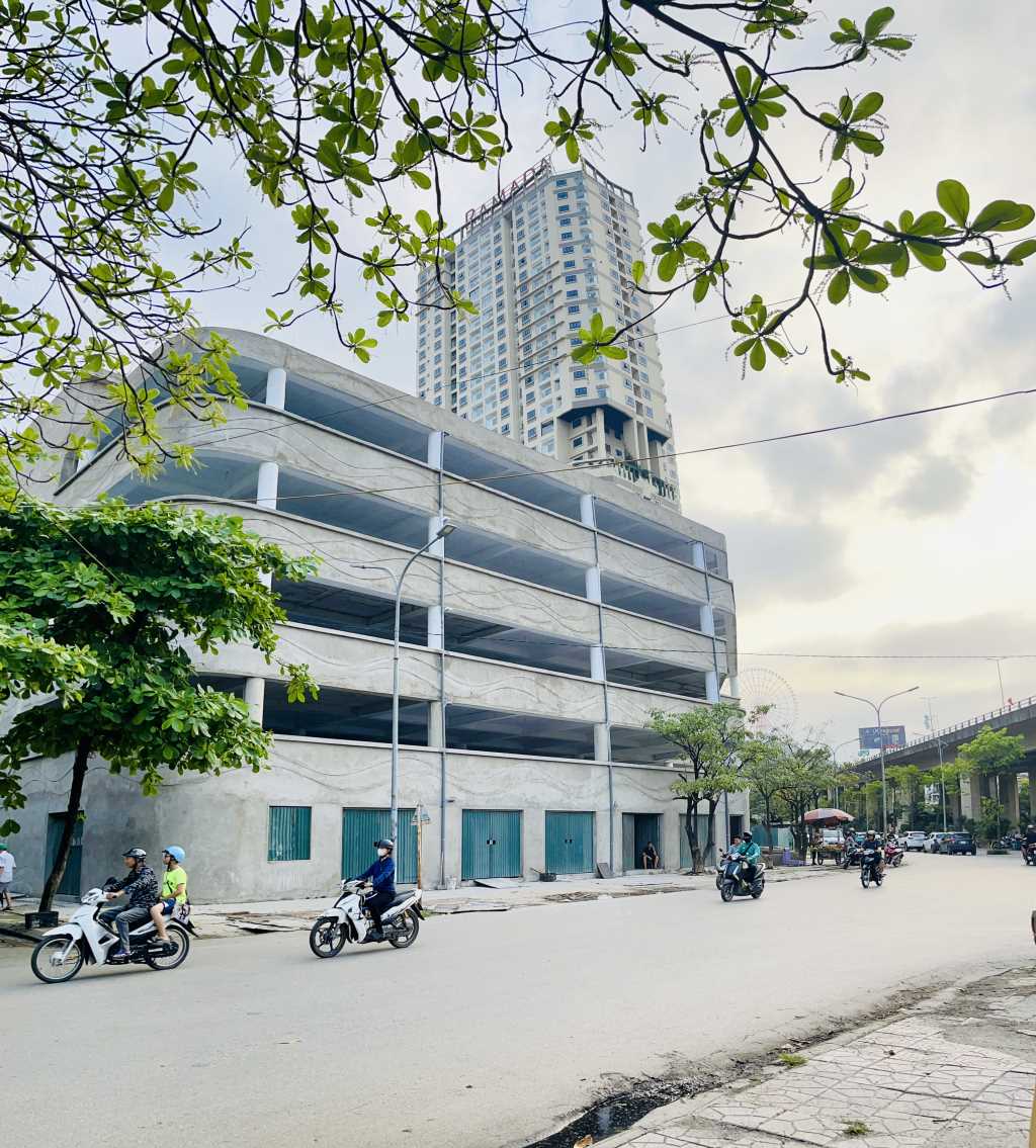 Bãi đỗ xe thông minh tại phường Trần Hưng Đạo đang được chủ đầu tư hoàn thiện những hạng mục cuối cùng.