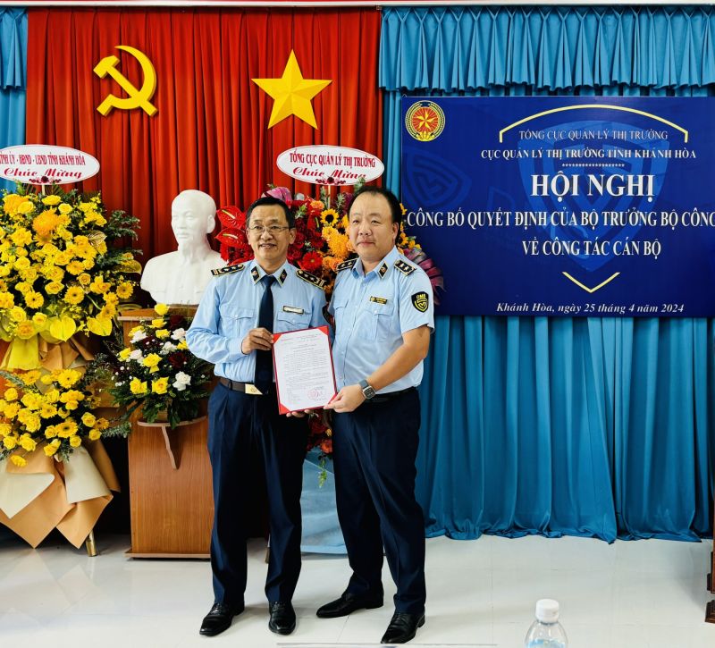 ông Trần Hữu Linh đã trao quyết định của Bộ trưởng Bộ Công Thương về điều động, bổ nhiệm ông Trần Phước Trí