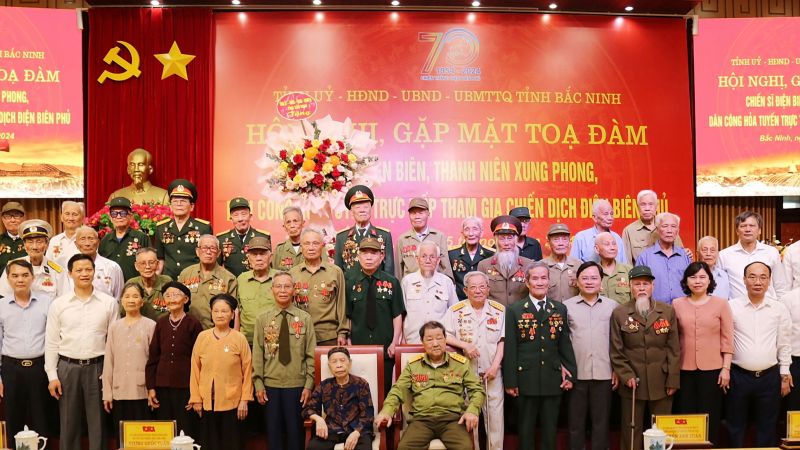 Các đồng chí lãnh đạo tỉnh chụp ảnh lưu niệm cùng các chiến sĩ Điện Biên, thanh niên xung phong, dân công hỏa tuyến trực tiếp tham gia chiến dịch Điện Biên Phủ.