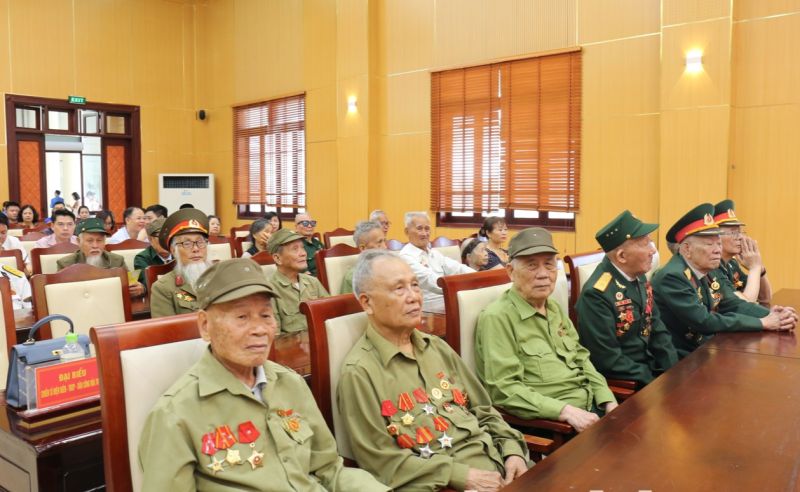 Các chiến sĩ Điện Biên, thanh niên xung phong, dân công hỏa tuyến trực tiếp tham gia chiến dịch Điện Biên Phủ tại Hội nghị.