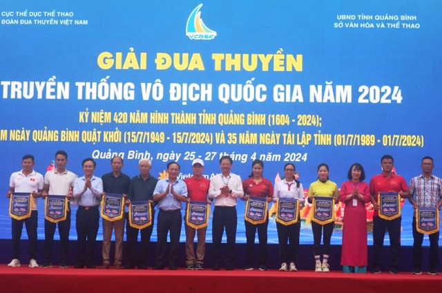 Lãnh đạo tỉnh Quảng Bình và Liên đoàn Đua thuyền Việt Nam tặng cờ cho các đoàn tham gia giải.