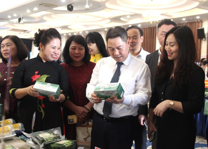 Phó Chủ tịch UBND tỉnh Lạng Sơn Đoàn Thanh Sơn tham quan các gian hàng trưng bày sản phẩm OCOP tại hội nghị