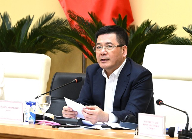 Bộ trưởng Công Thương Nguyễn Hồng Diên trả lời các ý kiến của nhà đầu tư quốc tế.