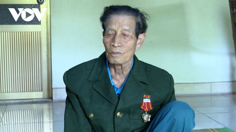 Ông Lường Văn Sinh ở bản Cọ, xã Tông Cọ, huyện Thuận Châu là thanh niên trẻ nhất trong số 24 thanh niên của xã Tông Cọ tham gia chuyển lương thực cho bộ đội