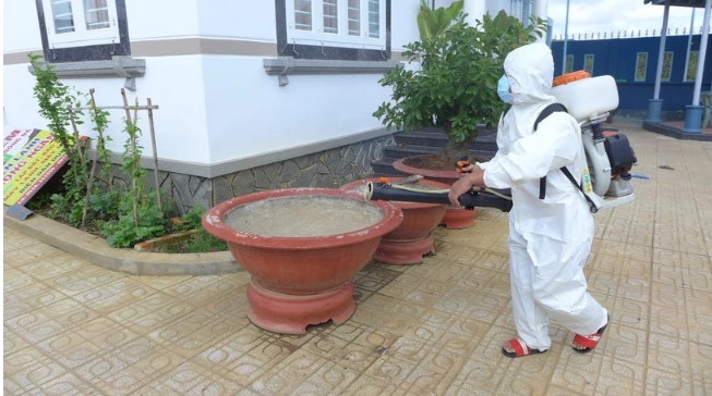Phun hóa chất diệt muỗi tại nhà dân, khu dân cư. (Ảnh: TTXVN)