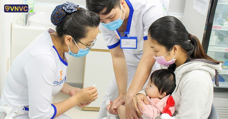 Theo WHO và UNICEF: Tiêm chủng đã bảo vệ hàng triệu trẻ em tại Việt Nam khỏi nhiều loại bệnh tật.