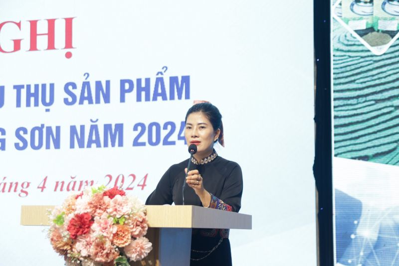 Đại diện HTX Chế biến nông sản Lụa Vy, huyện Chi Lăng, tỉnh Lạng Sơn phát biểu tham luận tại hội nghị