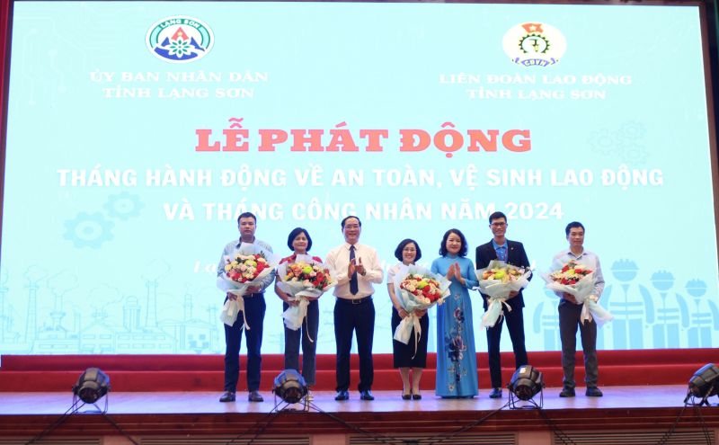 Phó Chủ tịch Thường trực UBND tỉnh Lạng Sơn Dương Xuân Huyên và lãnh đạo LĐLĐ tỉnh Lạng Sơn tặng hoa các doanh nghiệp tham gia chương trình phúc lợi đoàn viên công đoàn