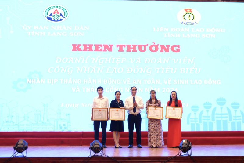 Phó Chủ tịch Thường trực UBND tỉnh Lạng Sơn Dương Xuân Huyên trao bằng khen của Chủ tịch UBND tỉnh Lạng Sơn cho các tập thể có thành tích xuất sắc trong công tác ATVSLĐ