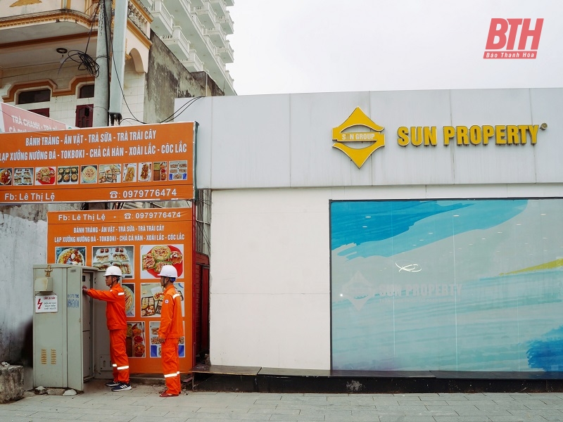 Công ty Điện lực Thanh Hóa kiểm tra, bố trí các tủ điện tại khu vực Quảng trường biển Sầm Sơn.