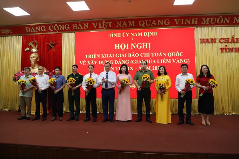 Trưởng Ban Chỉ đạo Giải Búa liềm vàng tỉnh Nam Định trao giải cho các tác giả