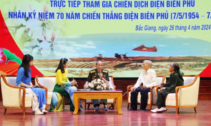 Ông Nguyễn Quang Minh (giữa) chia sẻ về những năm tháng tham gia Chiến dịch Điện Biên Phủ.