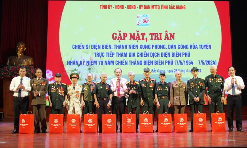 Các đại biểu tặng quà chiến sĩ Điện Biên, TNXP, DCHT trực tiếp tham gia chiến dịch Điện Biêm Phủ.