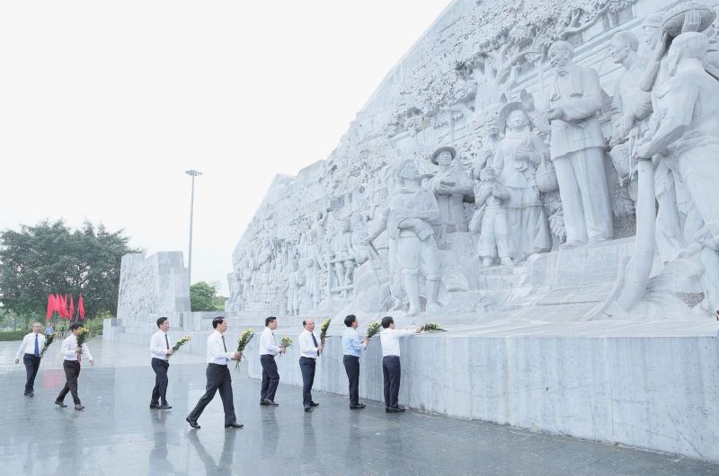 Các đồng chí lãnh đạo tỉnh Thái Bình dâng hương, dâng hoa tưởng niệm Chủ tịch Hồ Chí Minh tại Đền thờ Bác Hồ, Tượng đài Bác Hồ với nông dân Việt Nam.