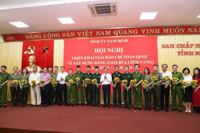 Lãnh đạo tỉnh Nam Định trao giải cho các tác giả