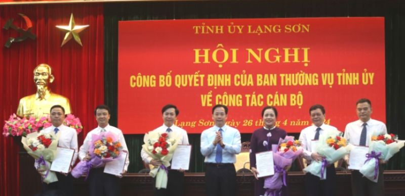 Phó Bí thư Thường trực Tỉnh ủy Lạng Sơn Hoàng Văn Nghiệm trao quyết định và tặng hoa cho các đồng chí được phân công, điều động, bổ nhiệm tại hội nghị