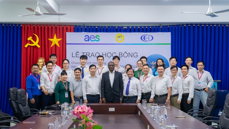 Đại diện AES, BGH và sinh viên Trường Đại học Phan Thiết