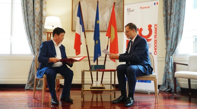 Buổi ký kết thỏa thuận tài trợ dự án “Hành trình tham quan lịch sử Chiến dịch Điện Biên Phủ" giữa ông Trương Gia Bình và ông Olivier Brochet.
