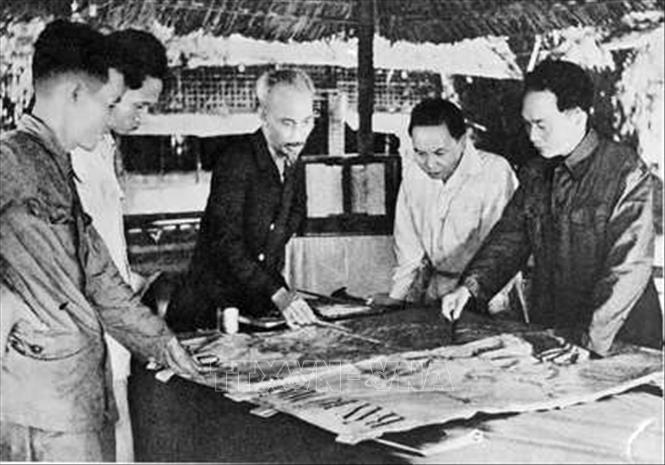Chủ tịch Hồ Chí Minh, Đại tướng Võ Nguyên Giáp cùng các lãnh đạo Đảng và Nhà nước bàn kế hoạch mở chiến dịch Điện Biên phủ năm 1954 (Ảnh tư liệu TTXVN)