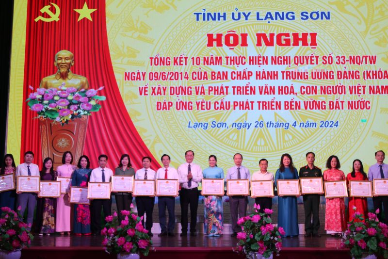 Phó Chủ tịch Thường trực UBND tỉnh Lạng Sơn Dương Xuân Huyên tặng bằng khen của Chủ tịch UBND tỉnh Lạng Sơn cho các tập thể đã có thành tích xuất sắc trong thực hiện Nghị quyết số 33