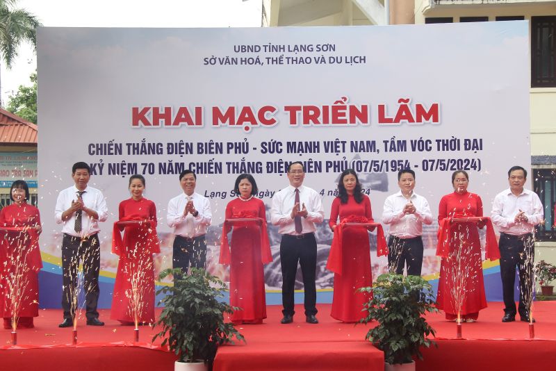 Phó Chủ tịch Thường trực UBND tỉnh Lạng Sơn Dương Xuân Huyên cùng các đại biểu cắt băng khai mạc triển lãm