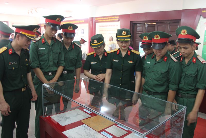 Cán bộ, chiến sĩ lực lượng vũ trang tỉnh Lạng Sơn tham quan triển lãm