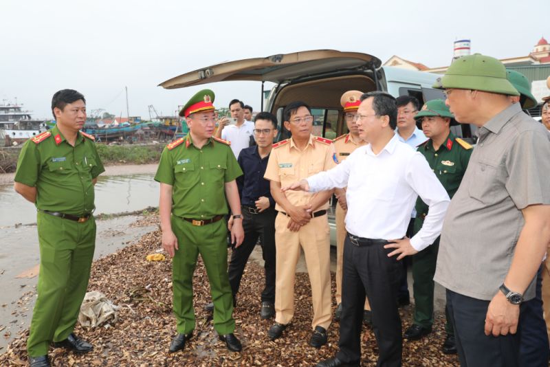 Ông Cao Tường Huy, Chủ tịch UBND tỉnh Quảng Ninh yêu cầu tiếp tục mở rộng phạm vi, khẩn trương tìm kiếm người bị nạn.