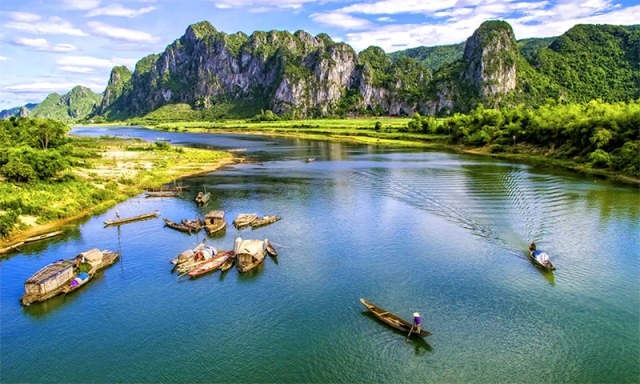 Vẻ đẹp thơ mộng của sông Son ở Quảng Bình.