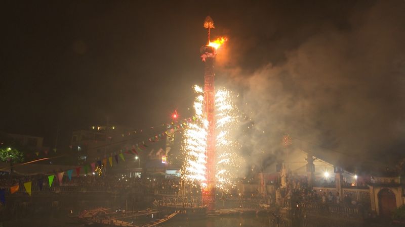 Vào đêm chính hội, cây đình liệu được đốt như bó đuốc khổng lồ với ý nghĩa tâm linh cầu may mắn, hạnh phúc, sung túc cả năm cho dân làng. (Ảnh tư liệu)