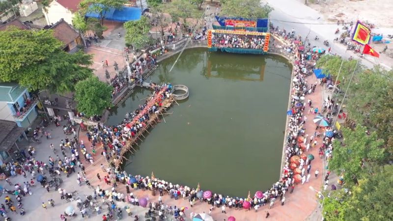 Độc đáo Lễ rước và dựng Cây đình liệu khổng lồ tại Đền Lộng Khê