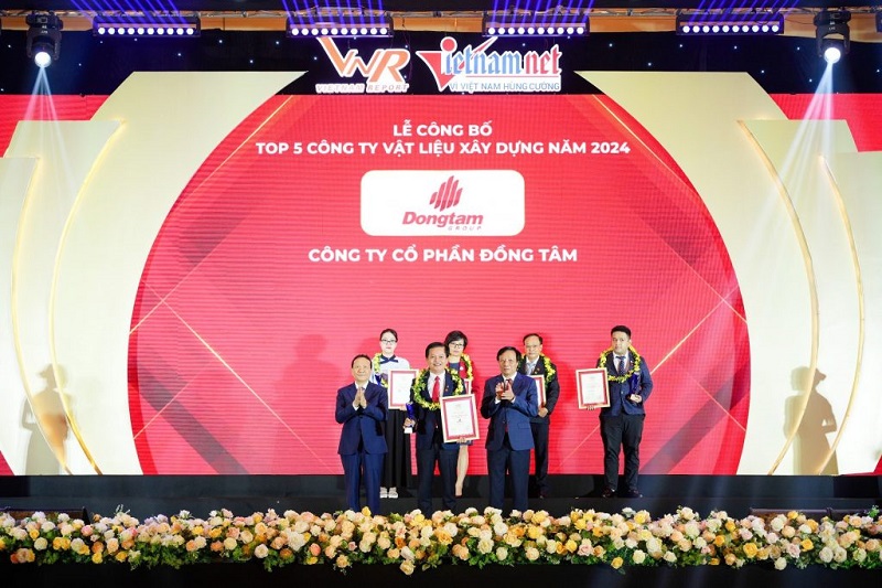 Ông Đinh Ngọc Hỏa - Giám đốc Kinh doanh dự án Dongtam Group đón nhận Chứng nhận Top 5 Công ty vật liệu xây dựng uy tín năm 2024