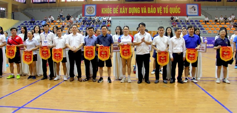 Các đồng chí lãnh đạo tặng cờ lưu niệm cho các đoàn tham gia giải.