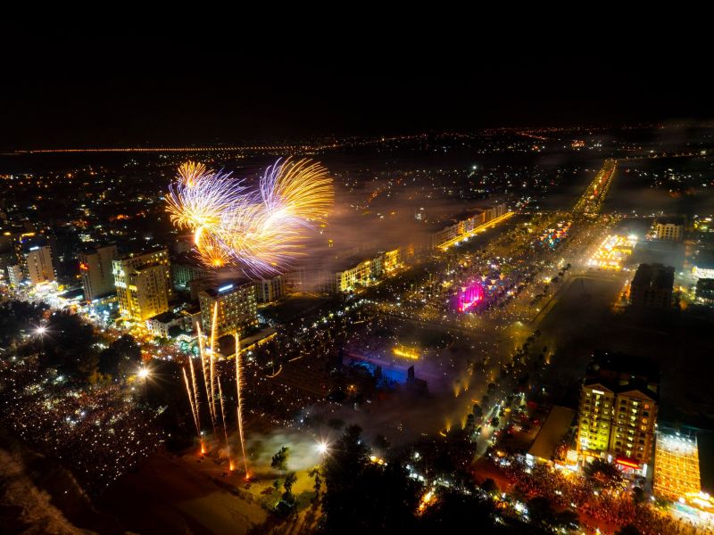 Pháo hoa trong đêm khai mạc lễ hội du lịch biển Sầm Sơn năm 2024