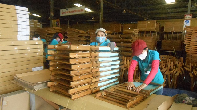 Sản phẩm gỗ là một trong những mặt hàng của Bình Định đạt giá trị KNXK tăng trưởng khá. Trong ảnh: Một góc phân xưởng chế biến gỗ của Công ty Trường Sơn. Ảnh: Viết Hiền