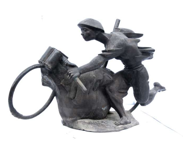 Tác phẩm điêu khắc "Cả nước ra trận" của tác giả Lưu Danh Thanh.