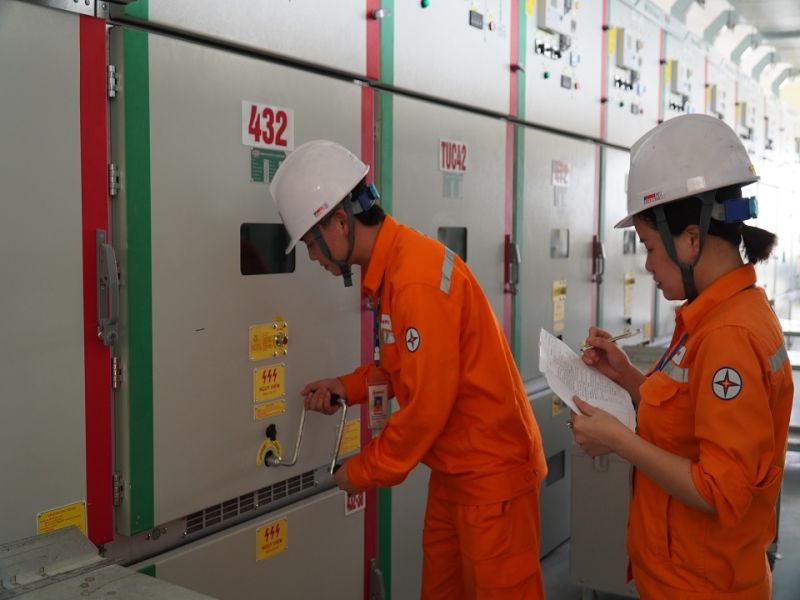 Công nhân Đội Quản lý vận hành lưới điện cao thế Bắc Giang kiểm tra thiết bị trước khi đóng điện