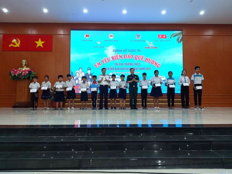 Đại tá Nguyễn Thái Dương - Phó Chính ủy BTL Vùng Cảnh sát biển 4 và Đại tá Trần Hữu Dũng - Phó Trưởng ban Thanh niên Quân đội tặng quà cho các em học sinh nghèo vượt khó, học giỏi