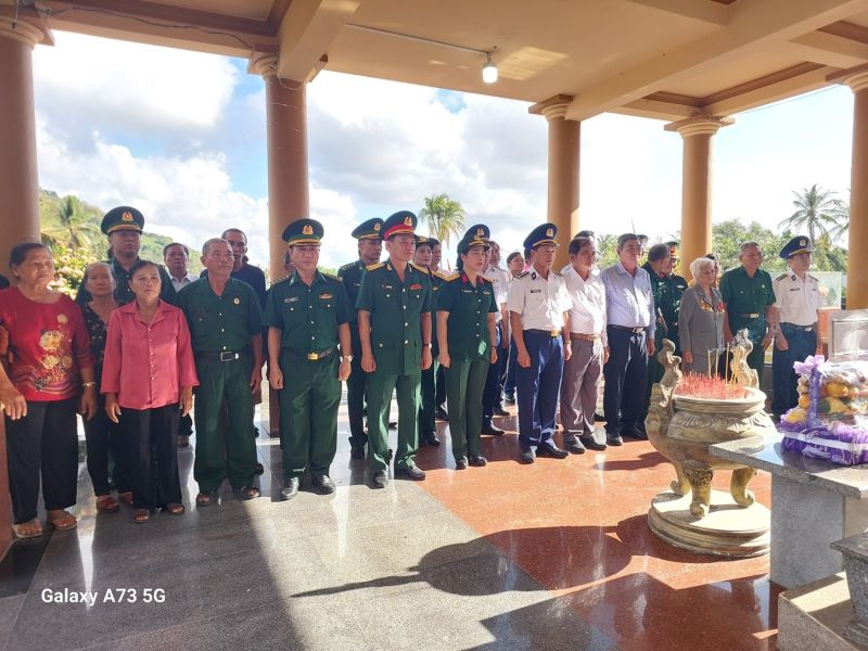 Đoàn công tác BTL Vùng Cảnh sát biển 4 cùng các cơ quan, đơn vị phối hợp dâng hoa, dâng hương viếng Anh hùng LLVTND Phan Thị Ràng