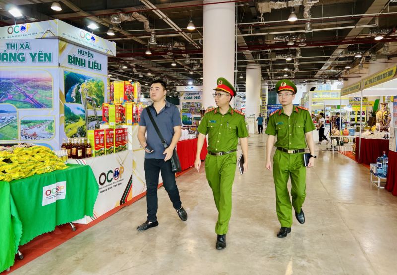 Lực lượng Cảnh sát PCCC&CNCH Công an tỉnh kiểm tra an toàn PCCC tại nơi tổ chức Hội chợ OCOP Quảng Ninh dịp 30/4-1/5.
