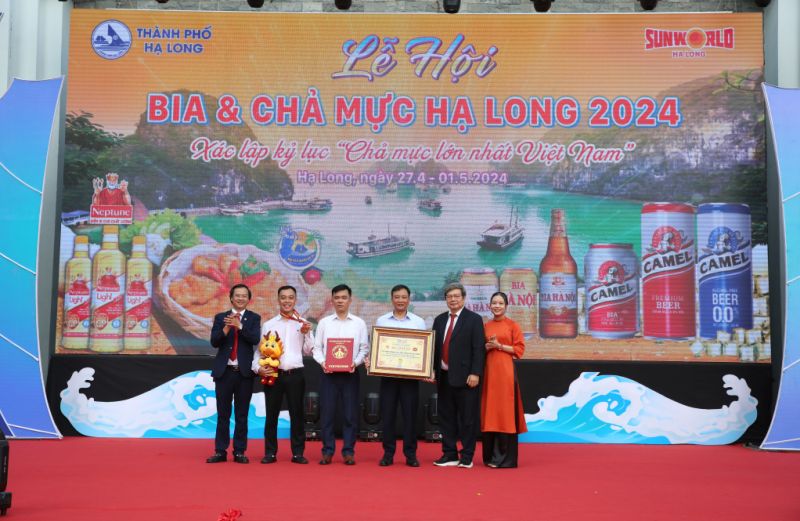 Đại diện Tổ chức kỷ lục Guinness Việt Nam trao chứng nhận cho Đơn vị Hải sản Mạnh Hà, phường Cao Xanh, TP Hạ Long.