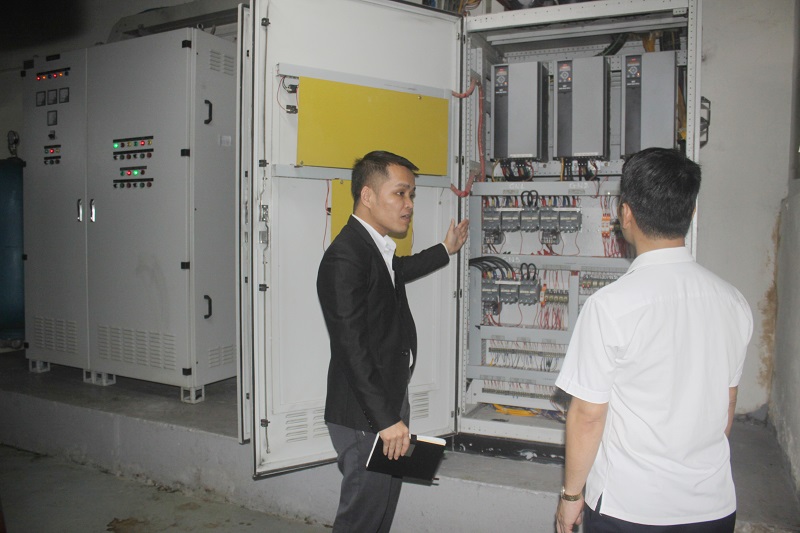 Ông Nguyễn Văn Thanh - Kỹ sư trưởng Khách sạn Melia Vinpearl Phủ Lý giới thiệu hệ thống bơm nhiệt, biến tần - chung tay thực hiện sử dụng năng lượng tiết kiệm và hiệu quả