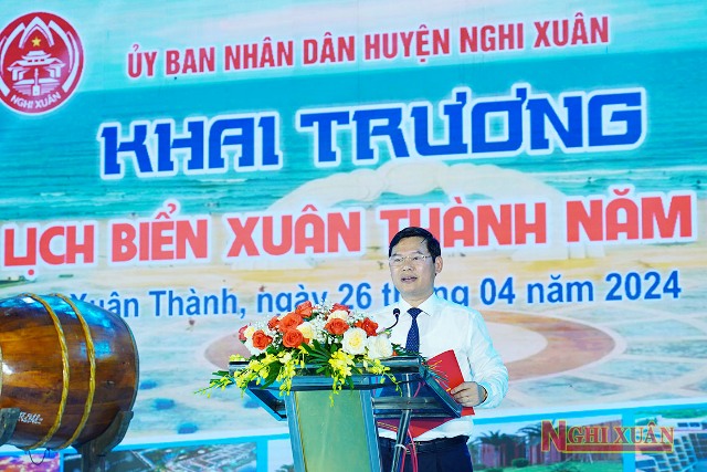 Phó Chủ tịch UBND huyện Nghi Xuân Bùi Việt Hùng phát biểu lại Lễ khai trương.