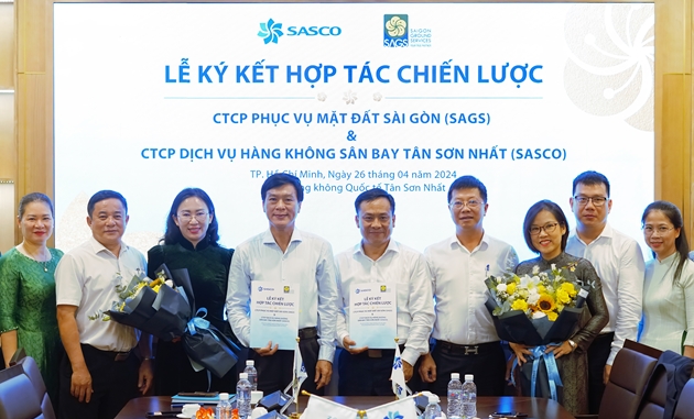 Ông Nguyễn Văn Hùng Cường - Tổng giám đốc SASCO (bên phải) và ông Đặng Tuấn Tú, Chủ tịch Hội đồng quản trị SAGS (bên trái) thực hiện ký kết hợp tác