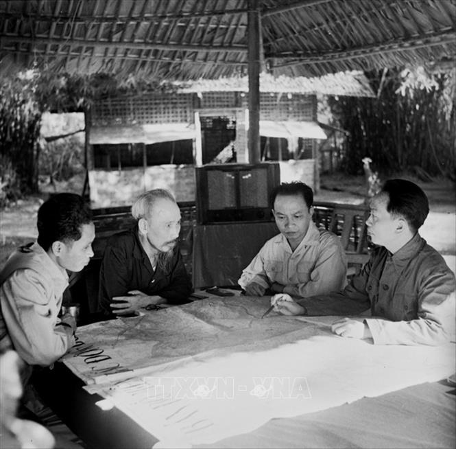 Chủ tịch Hồ Chí Minh, Đại tướng Võ Nguyên Giáp cùng các lãnh đạo Đảng và Nhà nước bàn kế hoạch mở chiến dịch Điện Biên phủ năm 1954 (Ảnh tư liệu TTXVN)