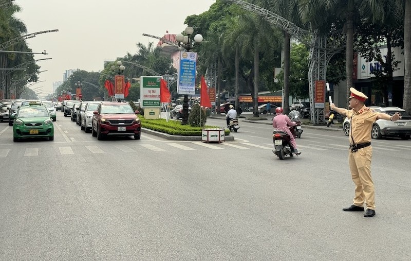 CSGT Công an thành phố Thanh Hóa điều tiết giao thông trên đại lộ Lê Lợi.