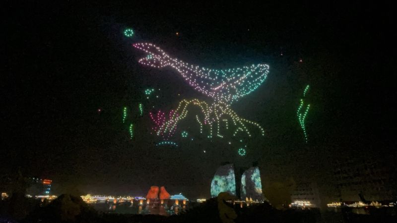 Gần 2.000 máy bay không người lái như những hạt sáng lấp lánh từ phía dưới mặt nước bay lên hợp thể khắc họa nên những biểu tượng đặc trưng của Hạ Long - Quảng Ninh, như: Biểu tượng du lịch di sản, văn hóa tâm linh, con người... và logo nhận diện thương hiệu của Carnaval Hạ Long 2024.