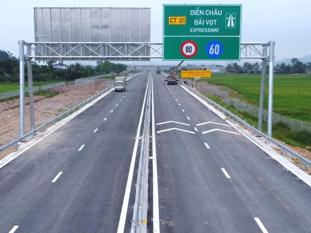 Thông xe 30 km đầu tuyến cao tốc Diễn Châu - Bãi Vọt.