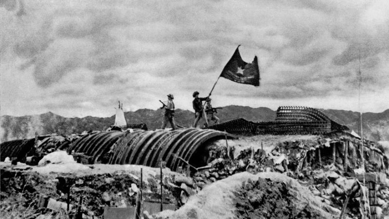 Ngày 7/5/1954, lá cờ "Quyết chiến, Quyết thắng” của Quân đội Nhân dân Việt Nam Anh hùng tung bay trên nóc hầm tướng De Castries, chiến dịch lịch sử Điện Biên Phủ toàn thắng. Ảnh tư liệu.