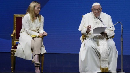 Giáo hoàng Francis và Thủ tướng Italy Giorgia Meloni tham dự hội nghị thượng đỉnh quốc gia về nhân khẩu học ở Rome vào ngày 26/4. (Nguồn: AP)